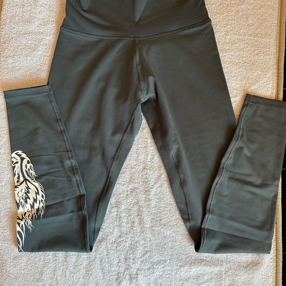 Darc Sport Gray Leggings with White Graphic